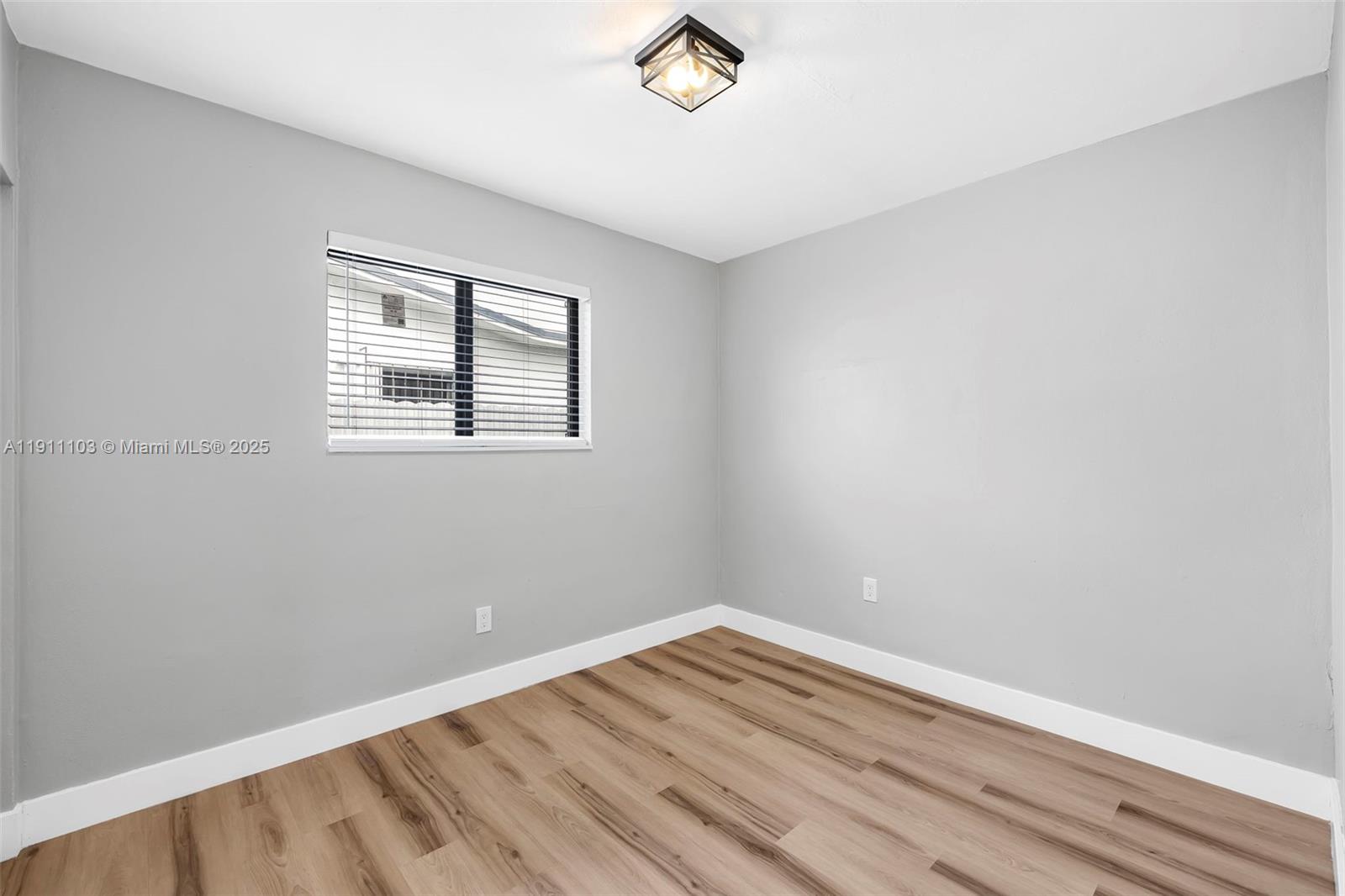   /  1215 кв.футов $ 2025-11-10 0 Фото