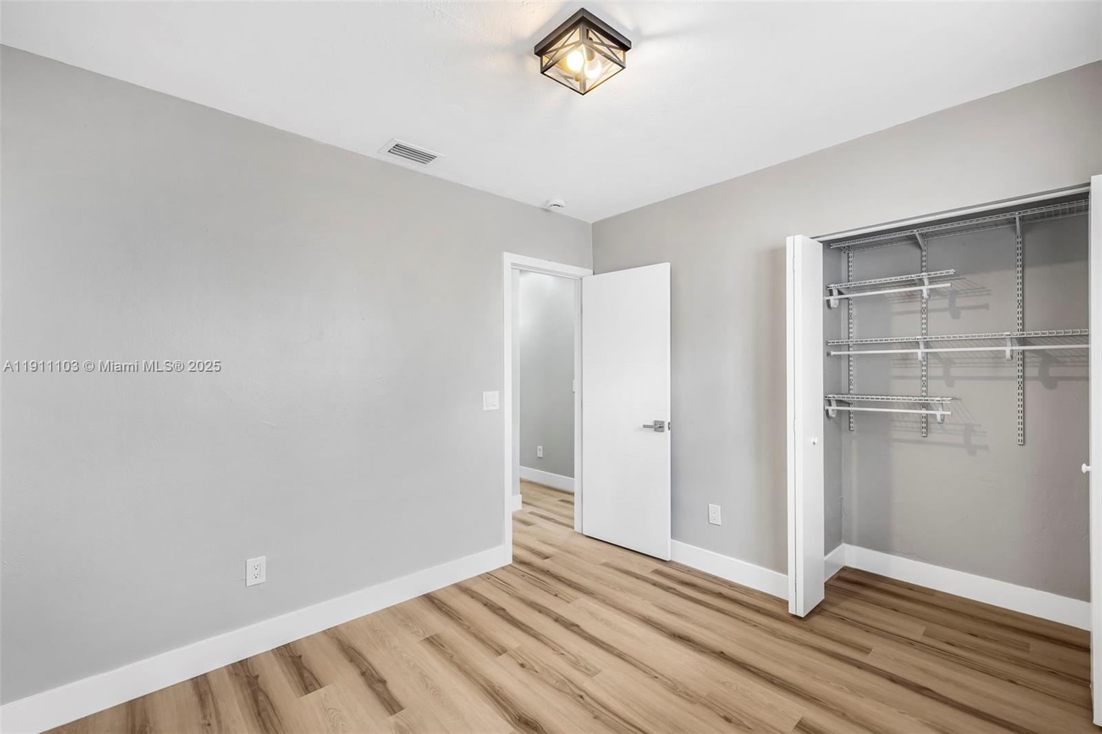   /  1215 кв.футов $ 2025-11-10 0 Фото