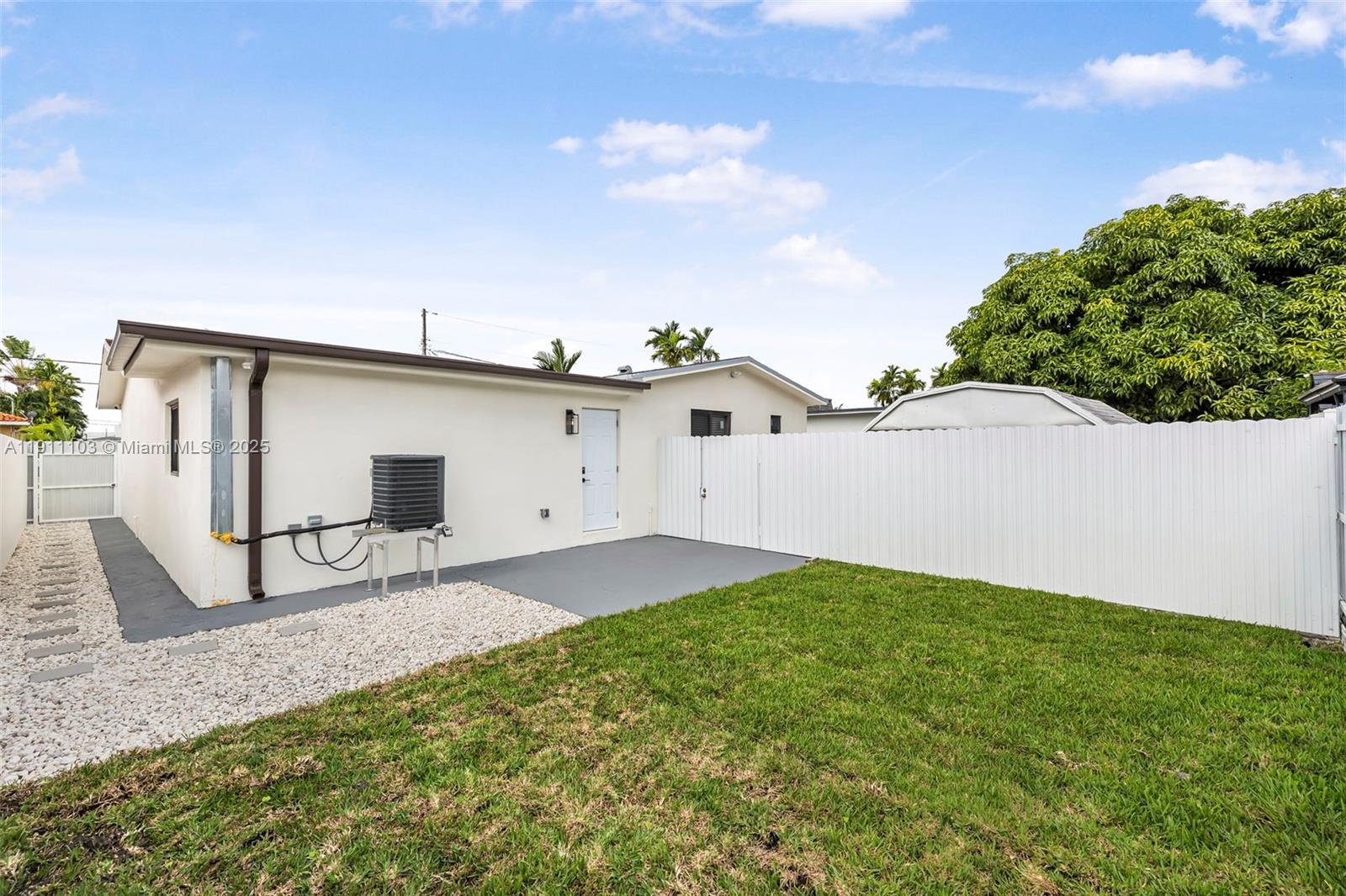   /  1215 кв.футов $ 2025-11-10 0 Фото