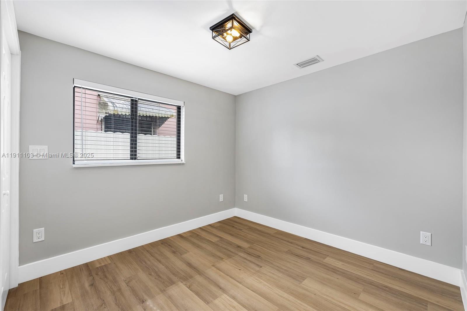   /  1215 кв.футов $ 2025-11-10 0 Фото