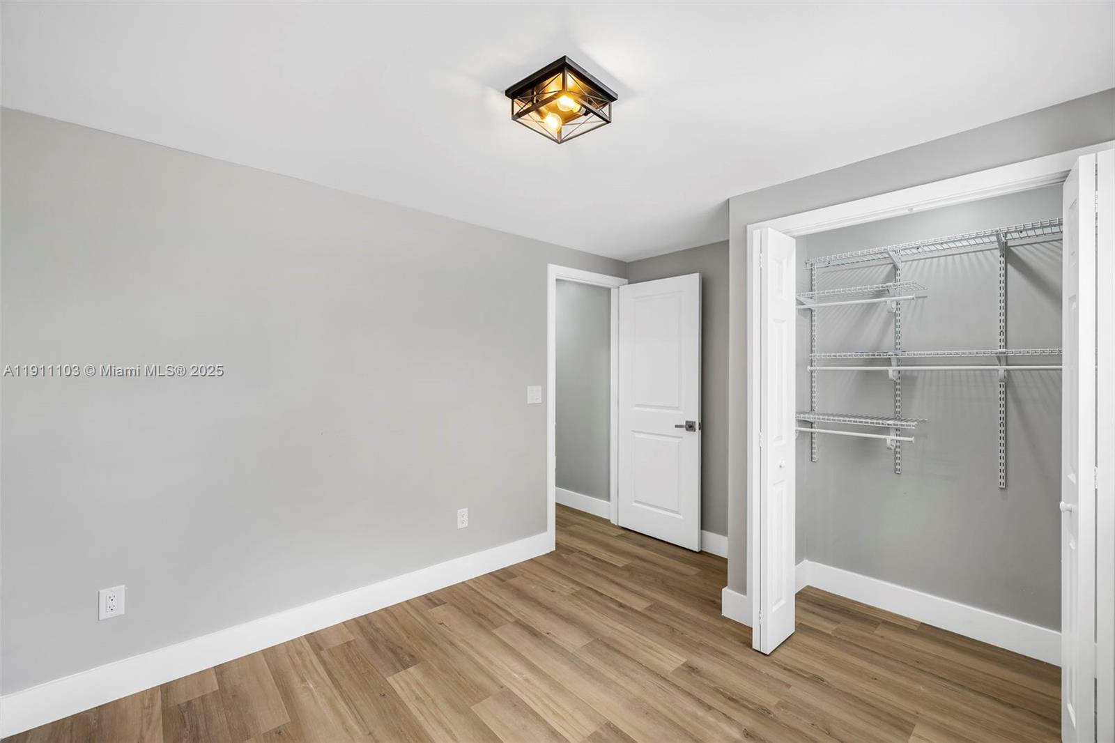   /  1215 кв.футов $ 2025-11-10 0 Фото