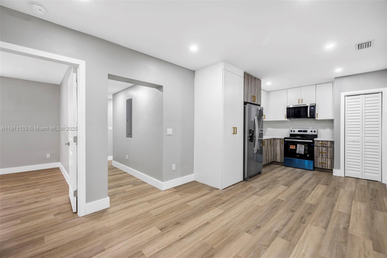   /  1215 кв.футов $ 2025-11-10 0 Фото