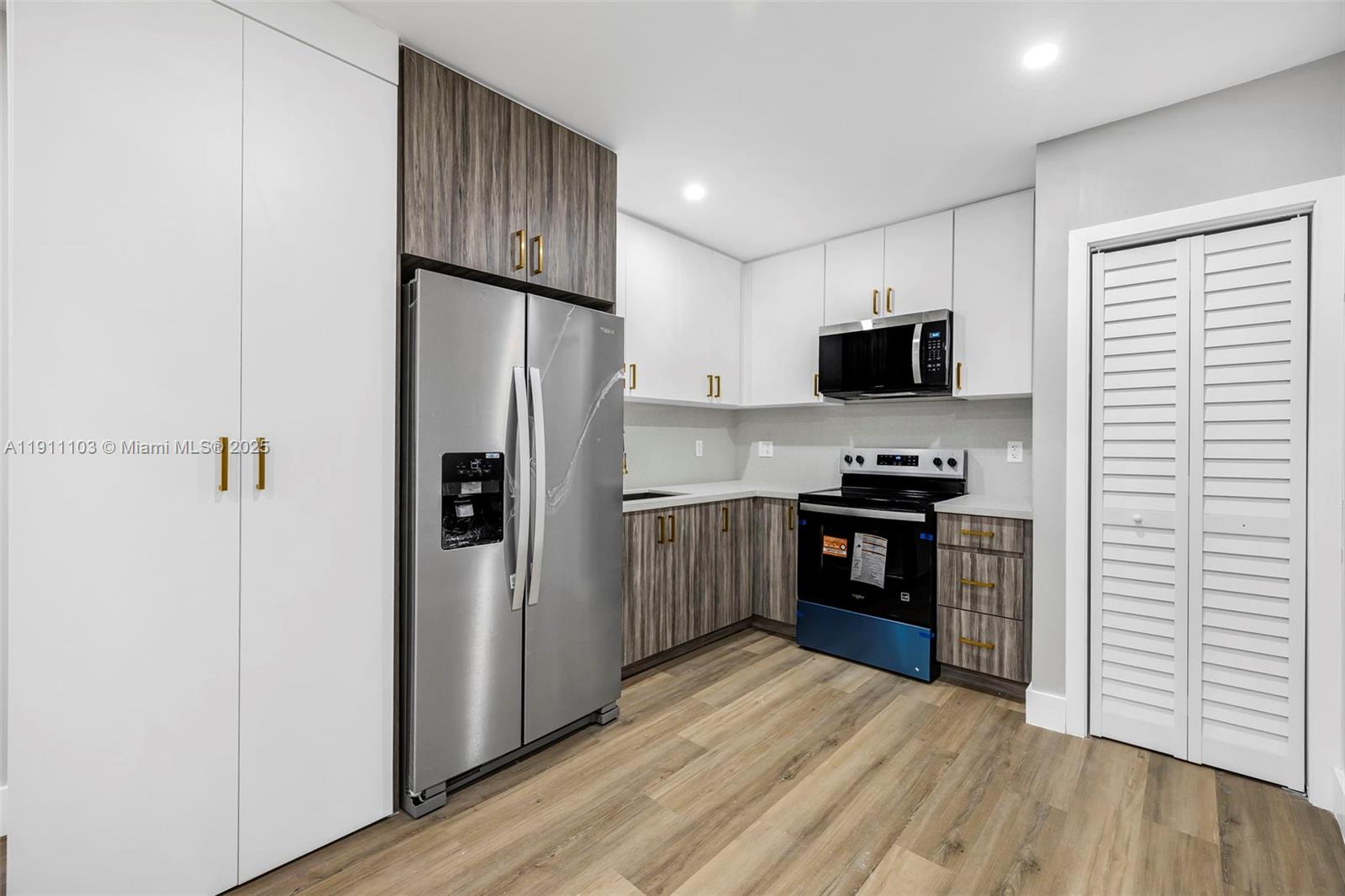   /  1215 кв.футов $ 2025-11-10 0 Фото