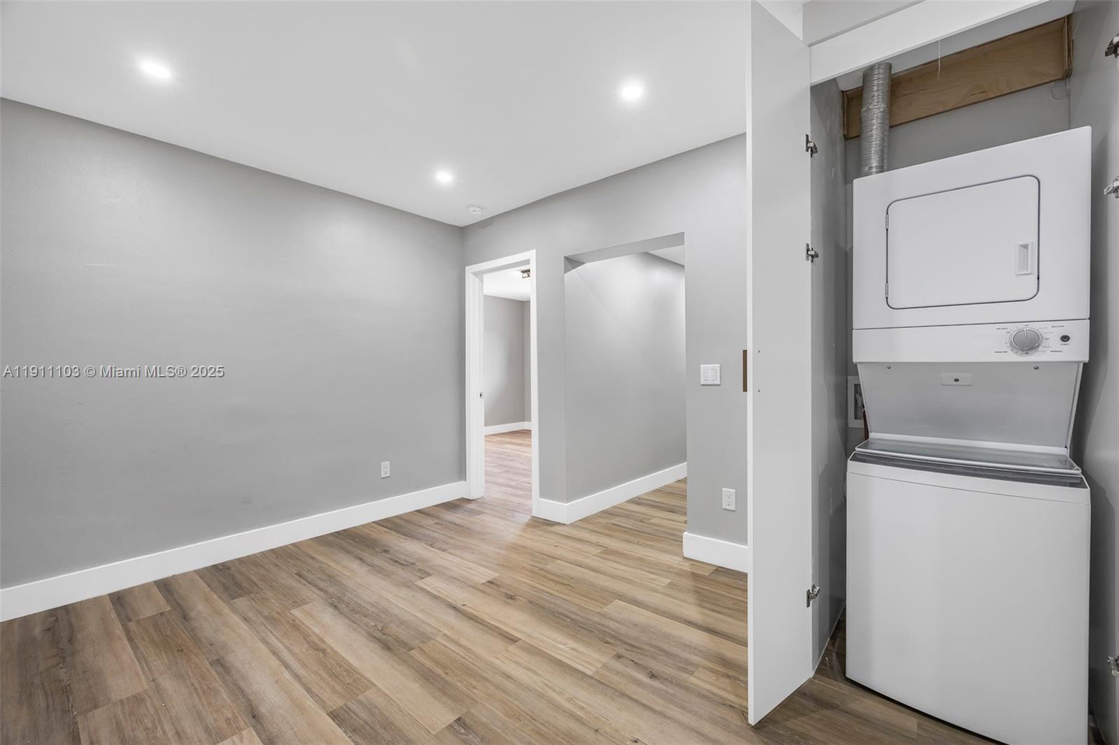   /  1215 кв.футов $ 2025-11-10 0 Фото