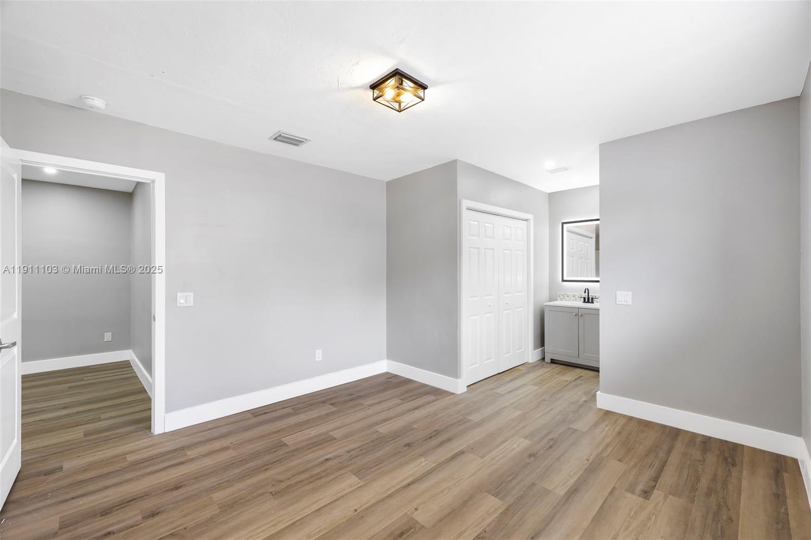   /  1215 кв.футов $ 2025-11-10 0 Фото