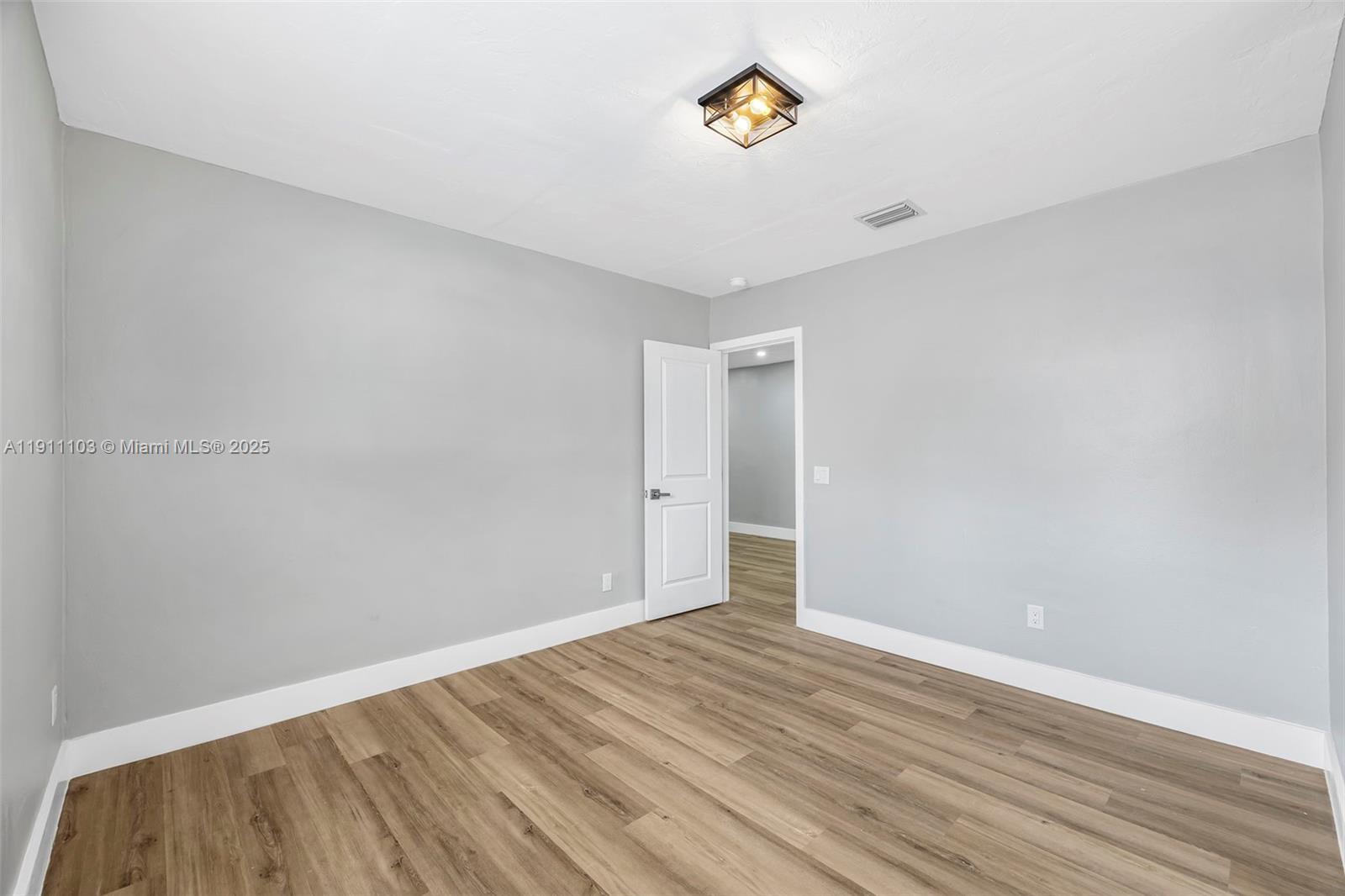   /  1215 кв.футов $ 2025-11-10 0 Фото