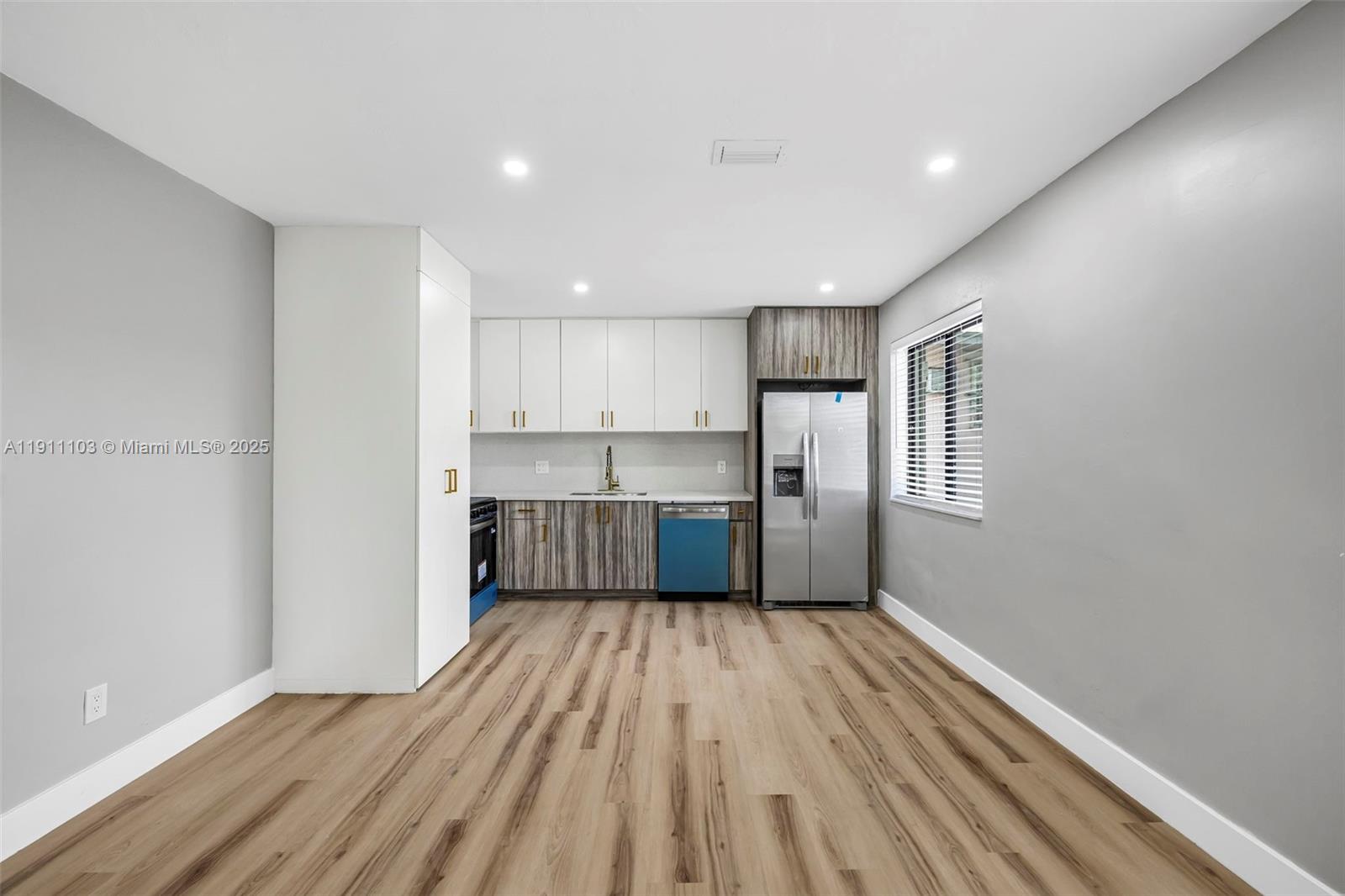   /  1215 кв.футов $ 2025-11-10 0 Фото