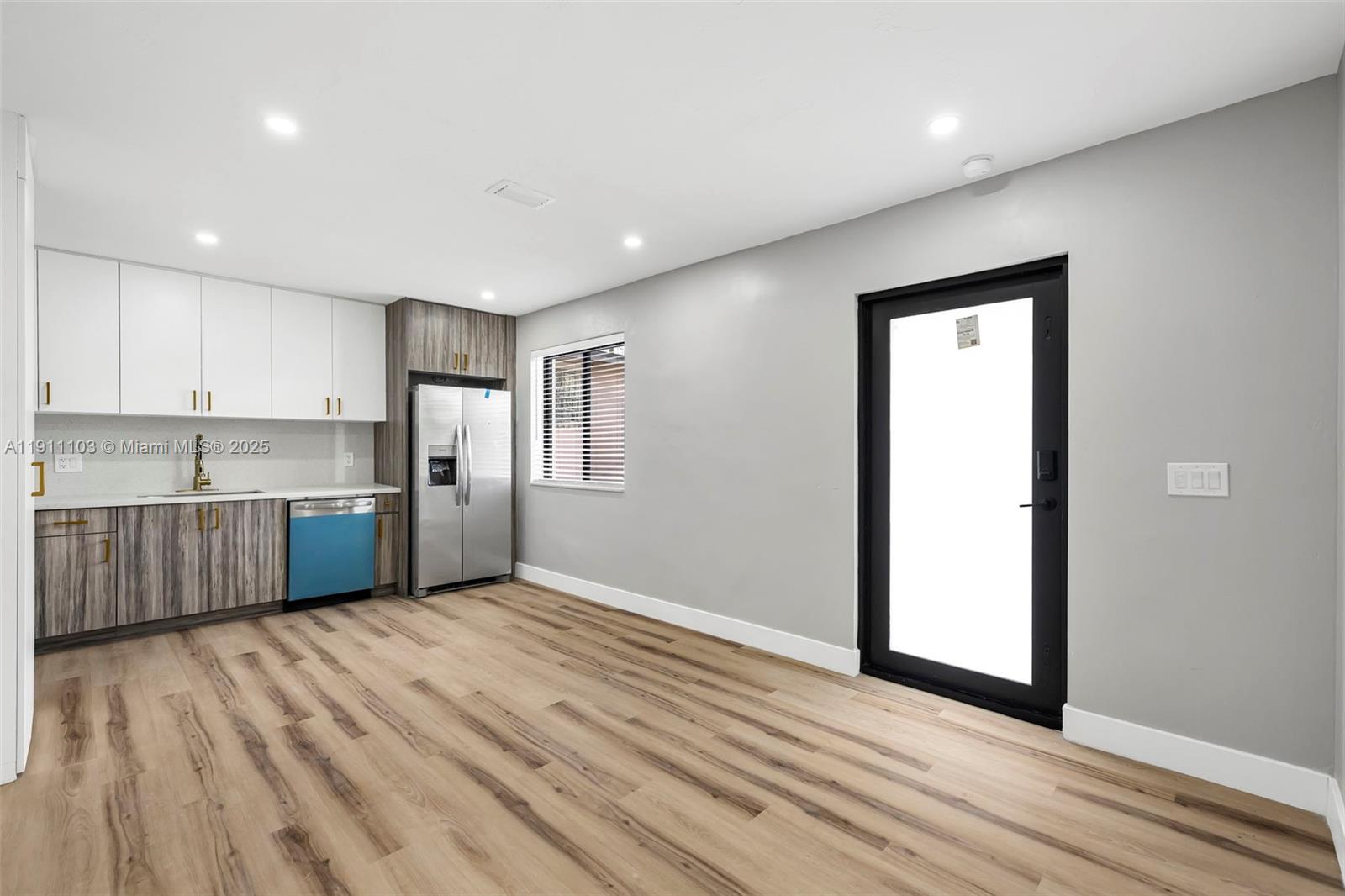   /  1215 кв.футов $ 2025-11-10 0 Фото