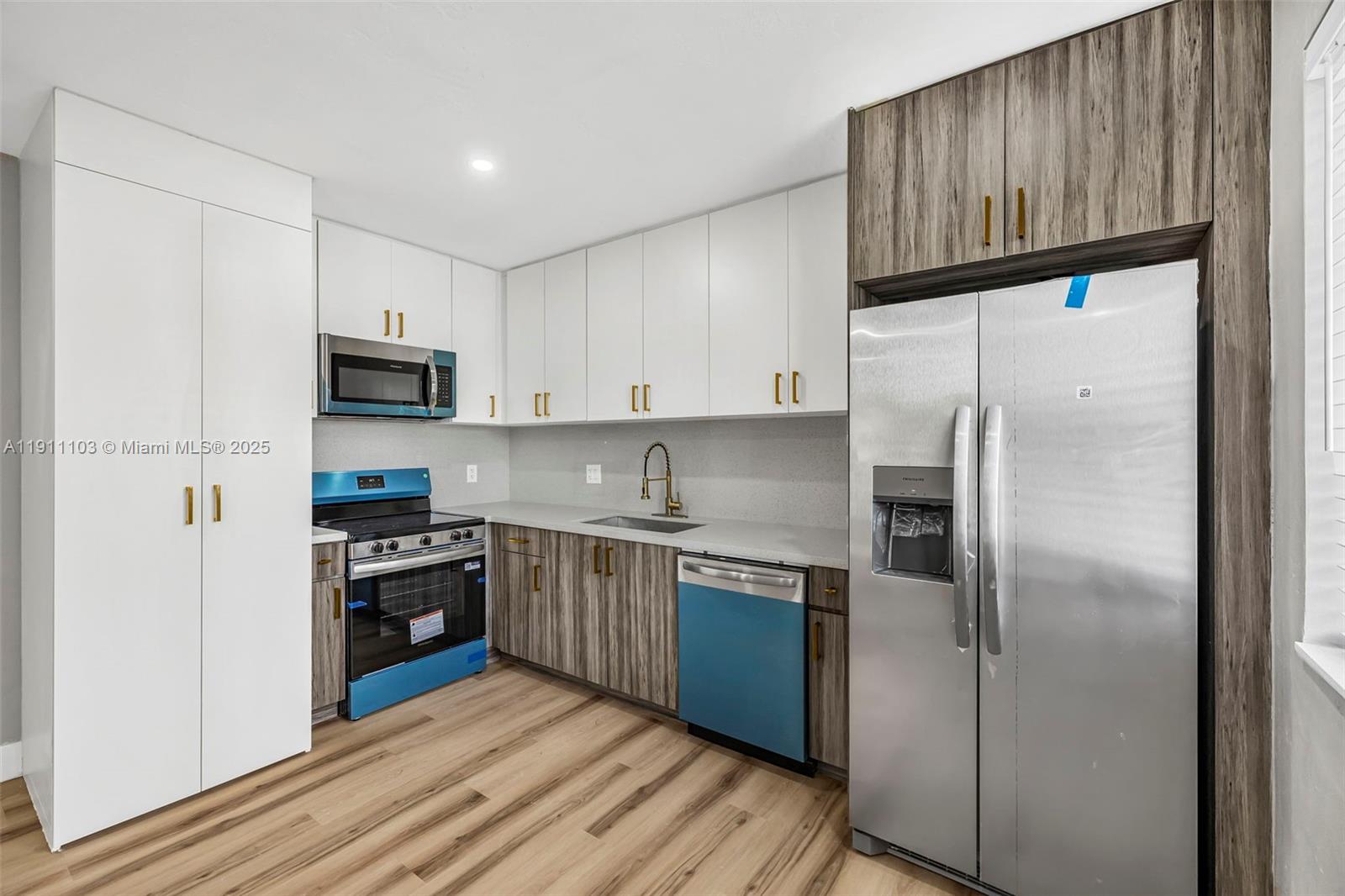   /  1215 кв.футов $ 2025-11-10 0 Фото