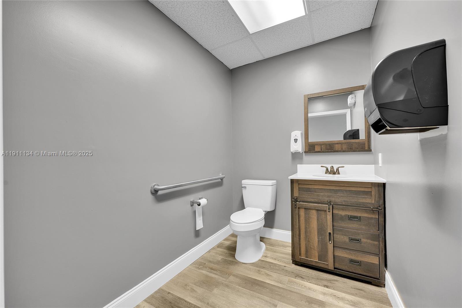 105  /   sq. ft. $ 2025-11-10 0 Photo