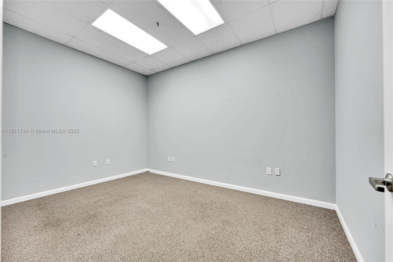 105  /   sq. ft. $ 2025-11-10 0 Photo