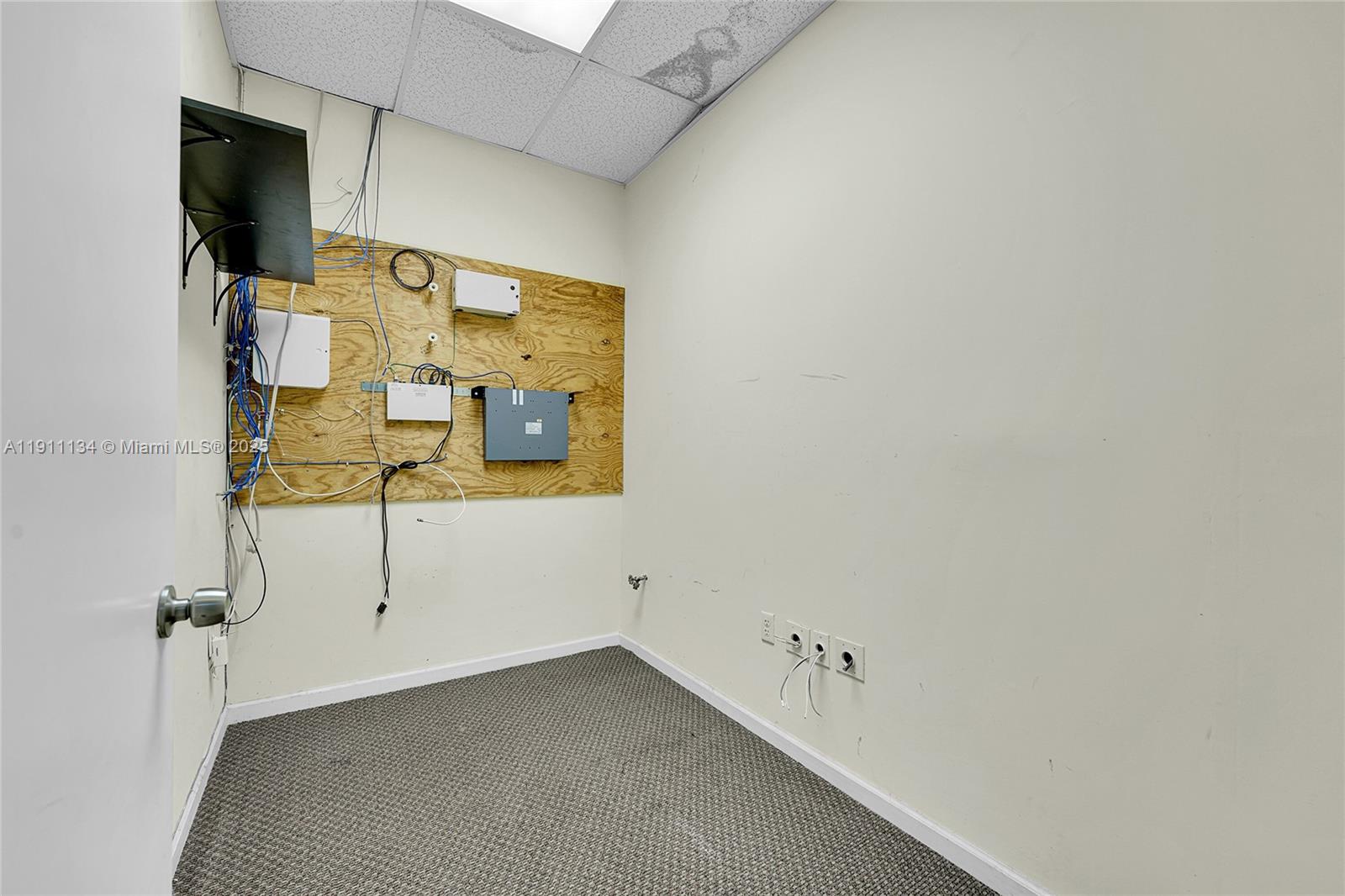 105  /   sq. ft. $ 2025-11-10 0 Photo