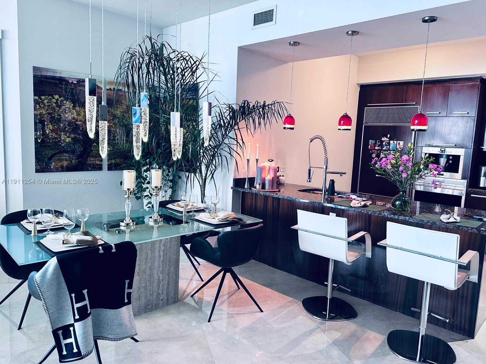 Подробнее 2203 2 / 3 1962 кв.футов $ 2025-11-10 0 Фото