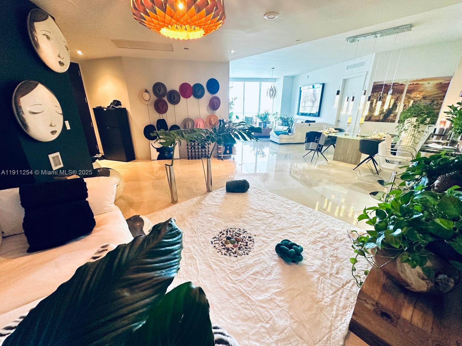 Подробнее 2203 2 / 3 1962 кв.футов $ 2025-11-10 0 Фото