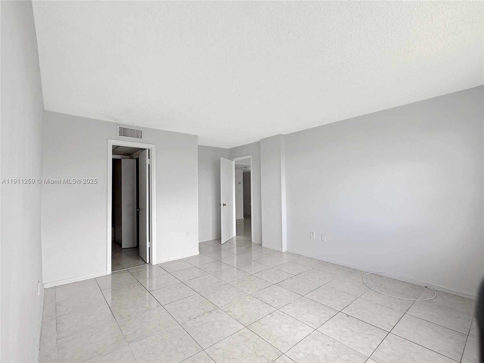 See details 402 3 / 2 1206 sq. ft. $ 2025-11-10 0 Photo