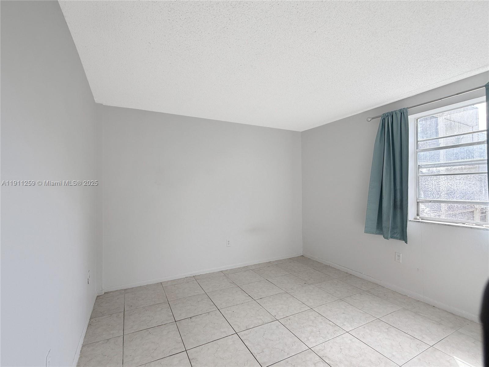 See details 402 3 / 2 1206 sq. ft. $ 2025-11-10 0 Photo