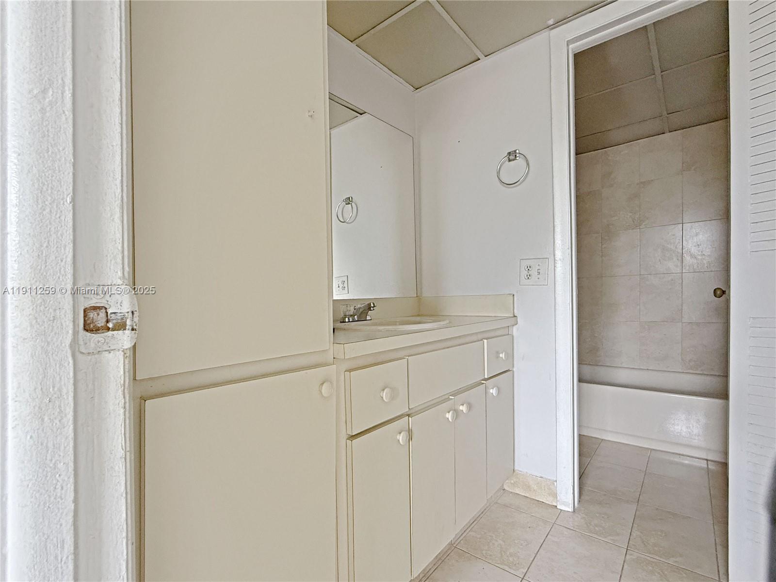 See details 402 3 / 2 1206 sq. ft. $ 2025-11-10 0 Photo