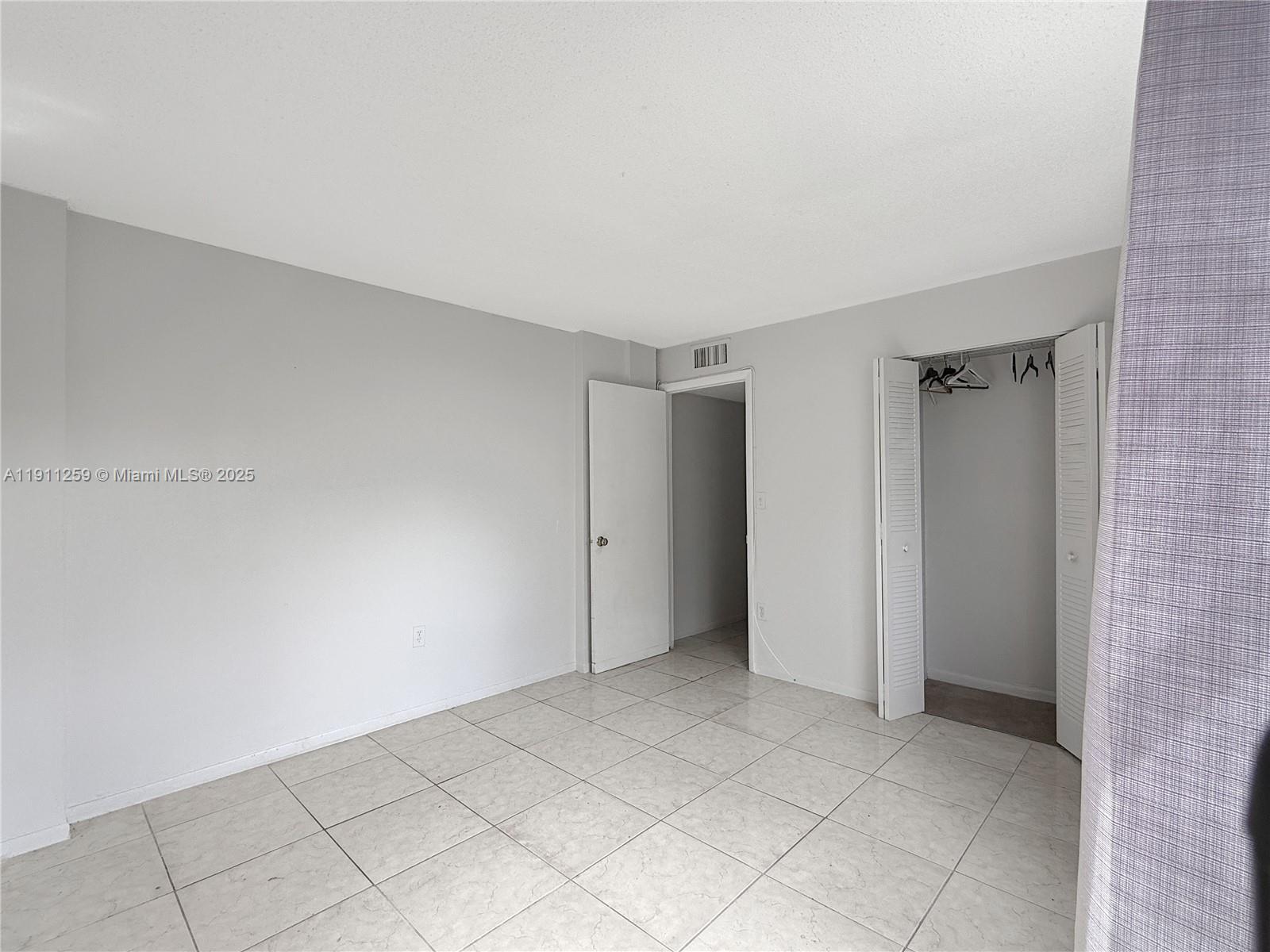 See details 402 3 / 2 1206 sq. ft. $ 2025-11-10 0 Photo