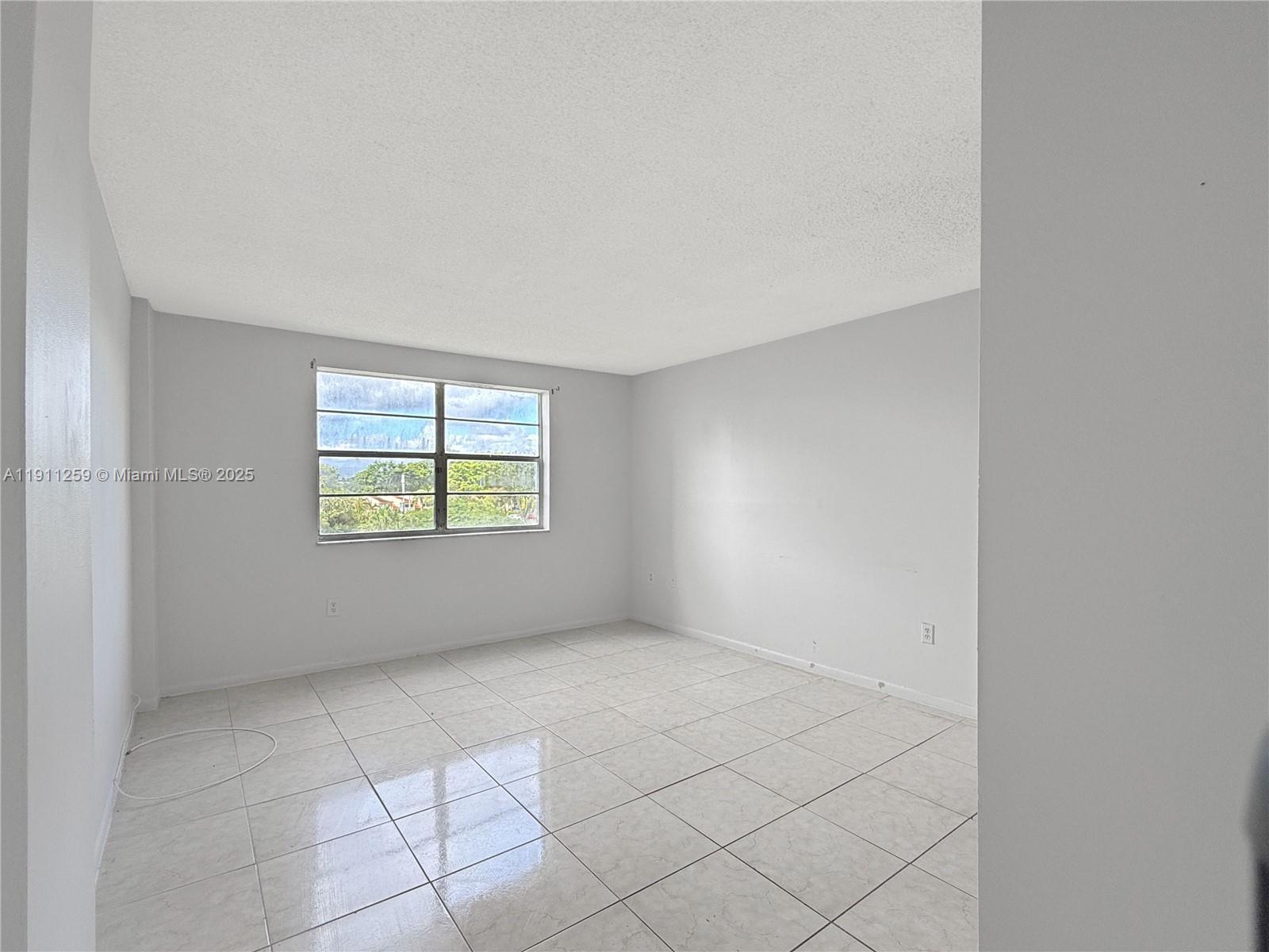 See details 402 3 / 2 1206 sq. ft. $ 2025-11-10 0 Photo