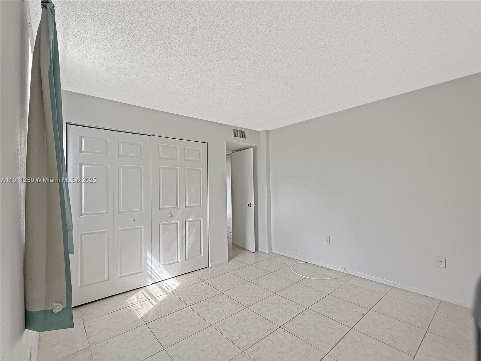 See details 402 3 / 2 1206 sq. ft. $ 2025-11-10 0 Photo
