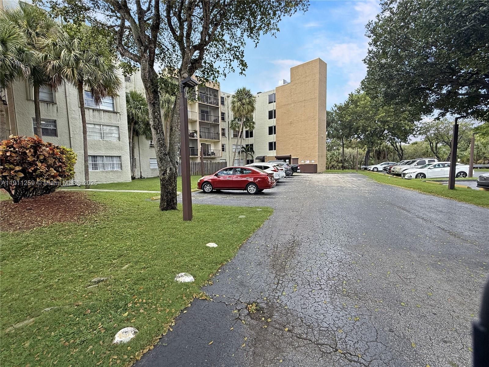 See details 402 3 / 2 1206 sq. ft. $ 2025-11-10 0 Photo