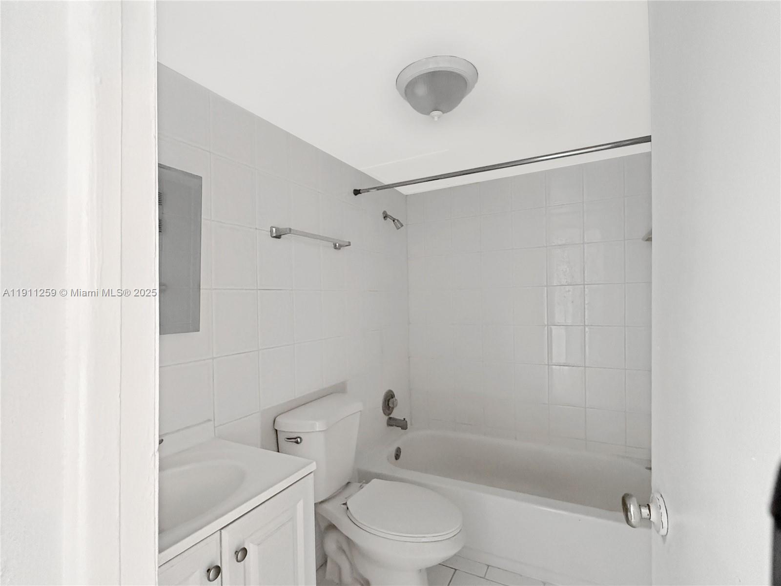 See details 402 3 / 2 1206 sq. ft. $ 2025-11-10 0 Photo