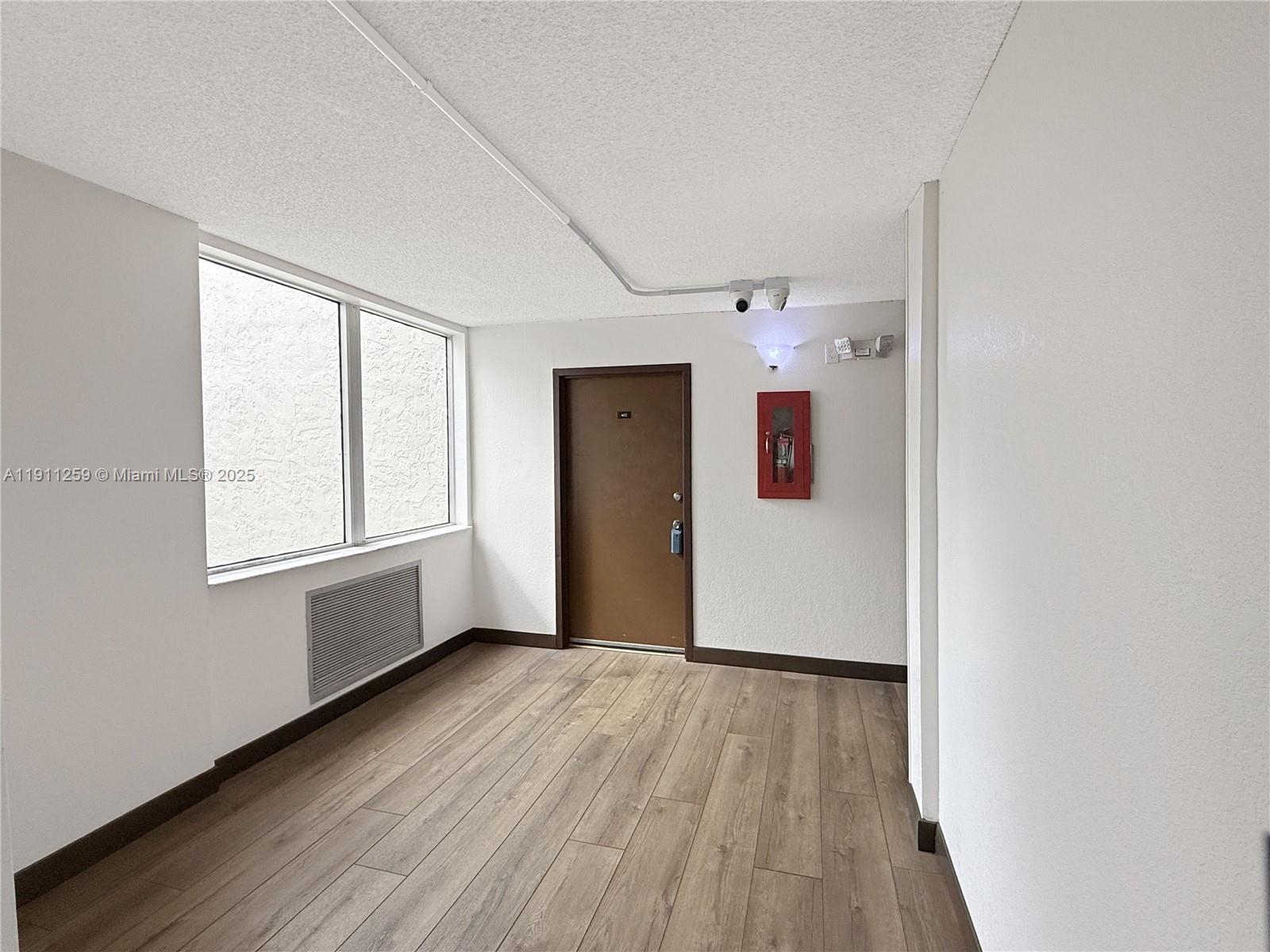 See details 402 3 / 2 1206 sq. ft. $ 2025-11-10 0 Photo