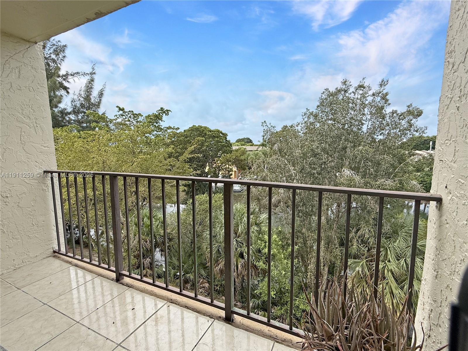 See details 402 3 / 2 1206 sq. ft. $ 2025-11-10 0 Photo