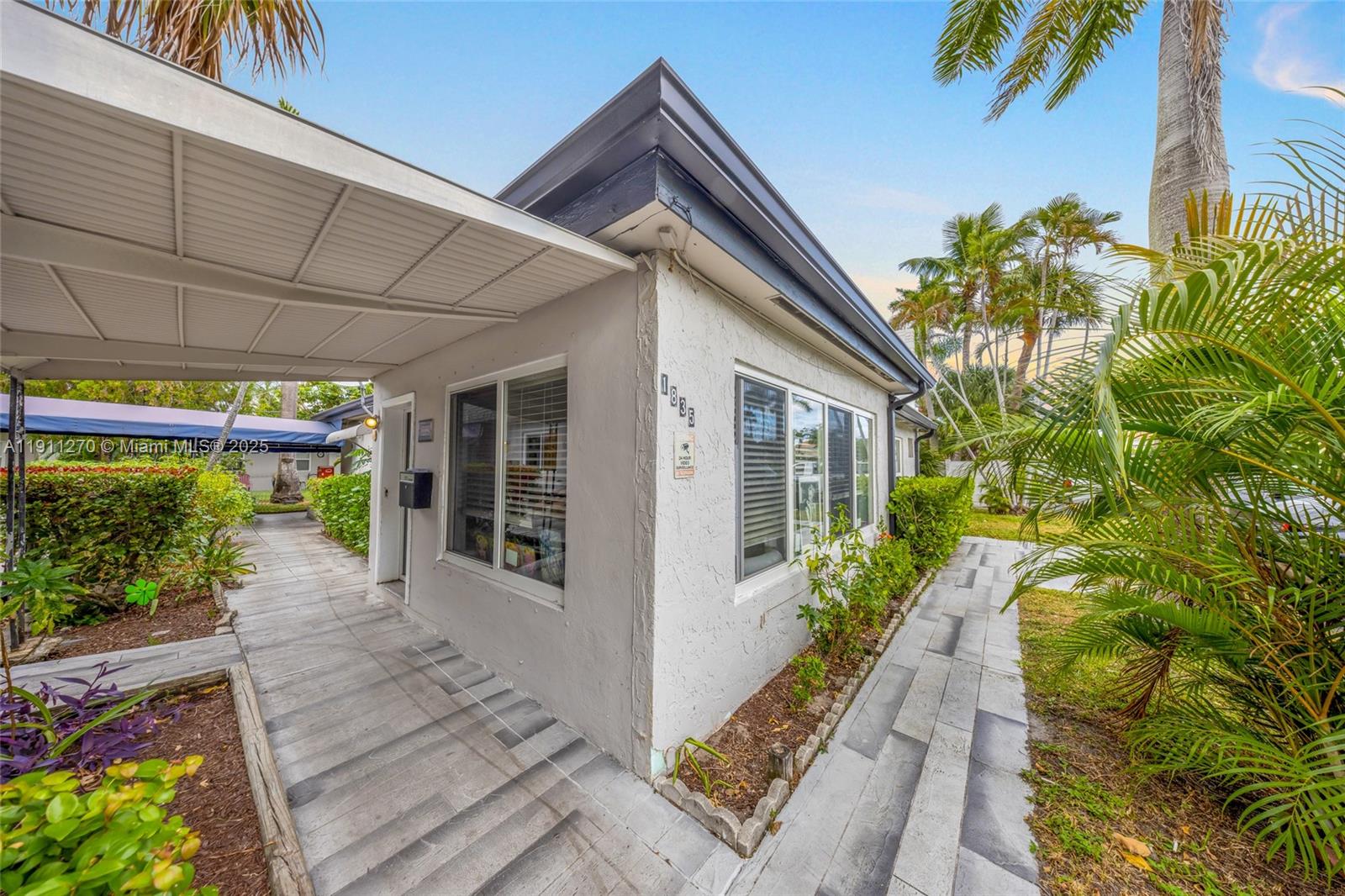   /   кв.футов $ 2025-11-10 0 Фото