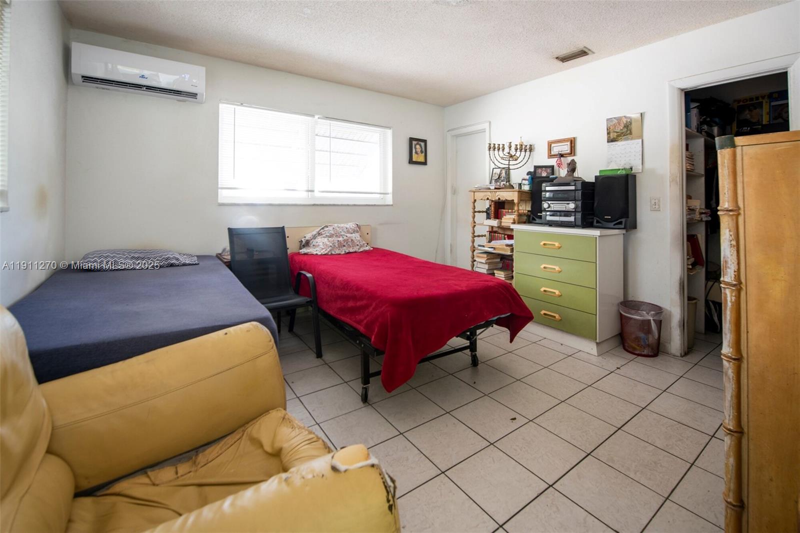   /   кв.футов $ 2025-11-10 0 Фото