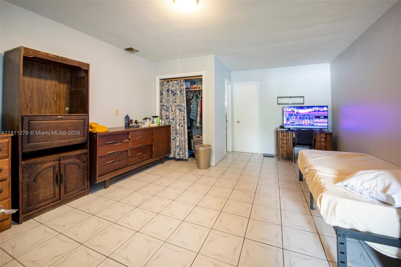   /   кв.футов $ 2025-11-10 0 Фото