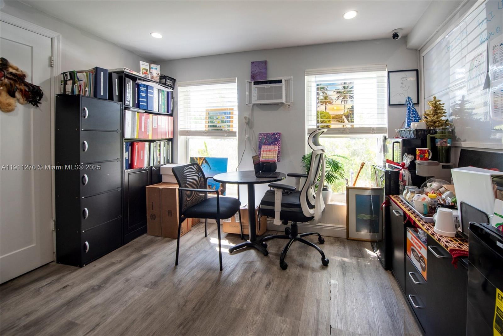   /   кв.футов $ 2025-11-10 0 Фото