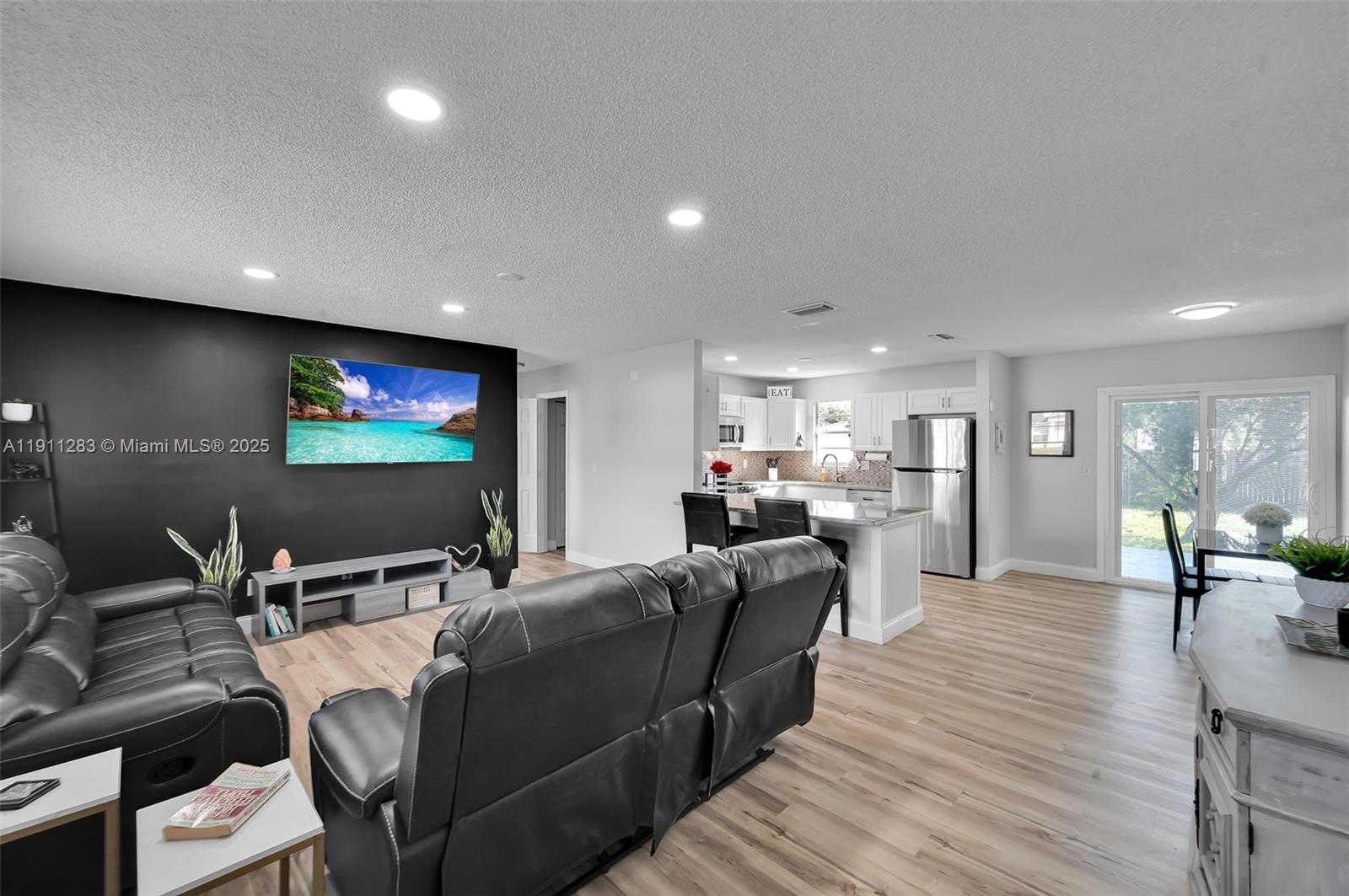 1581 3 / 2 1160 sq. ft. $ 2025-11-10 0 Photo