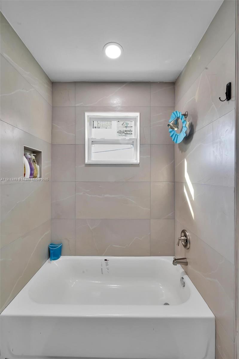 1581 3 / 2 1160 sq. ft. $ 2025-11-10 0 Photo