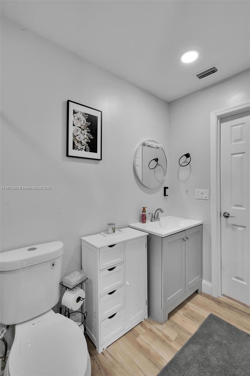 1581 3 / 2 1160 sq. ft. $ 2025-11-10 0 Photo