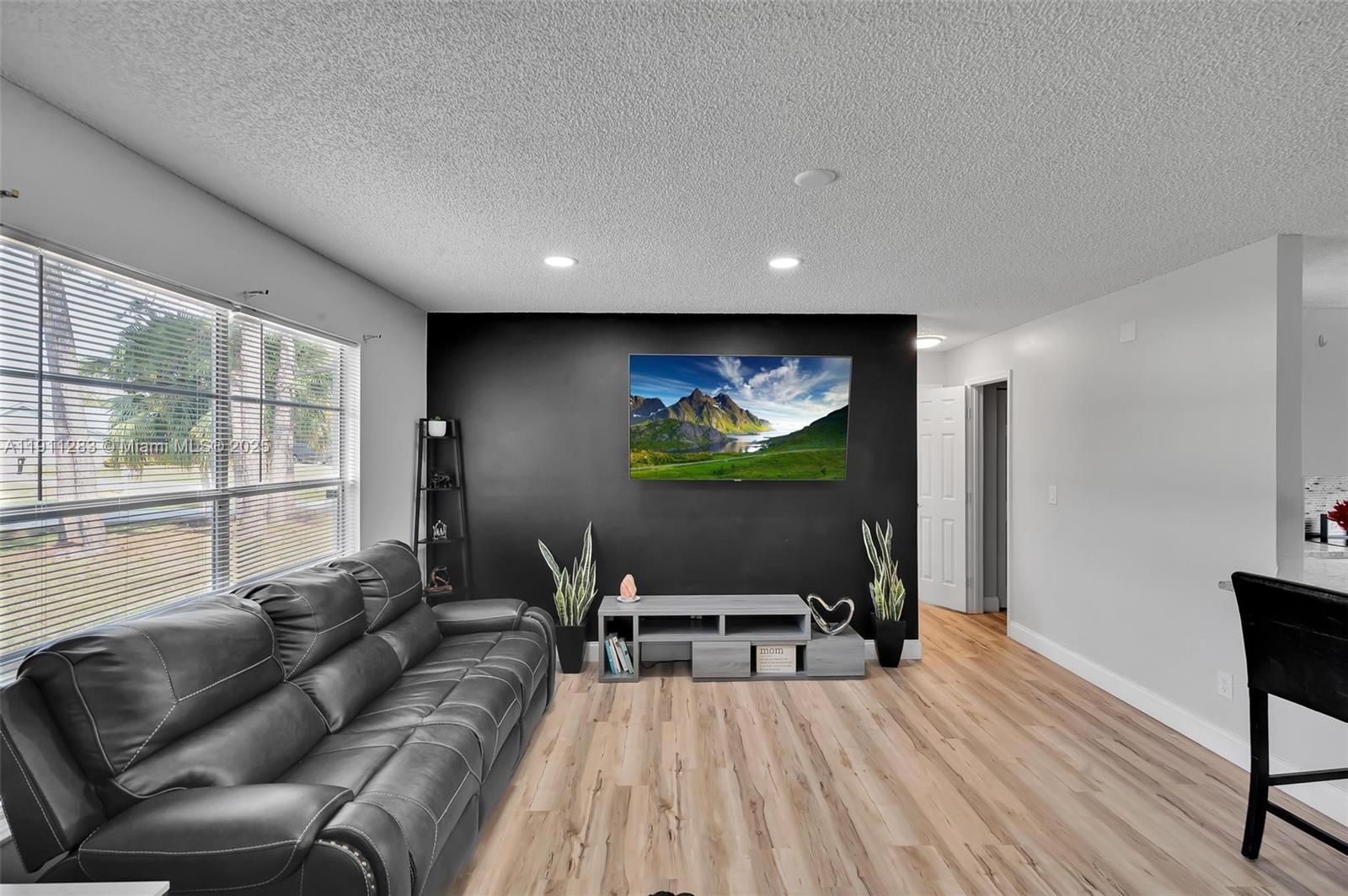 1581 3 / 2 1160 sq. ft. $ 2025-11-10 0 Photo