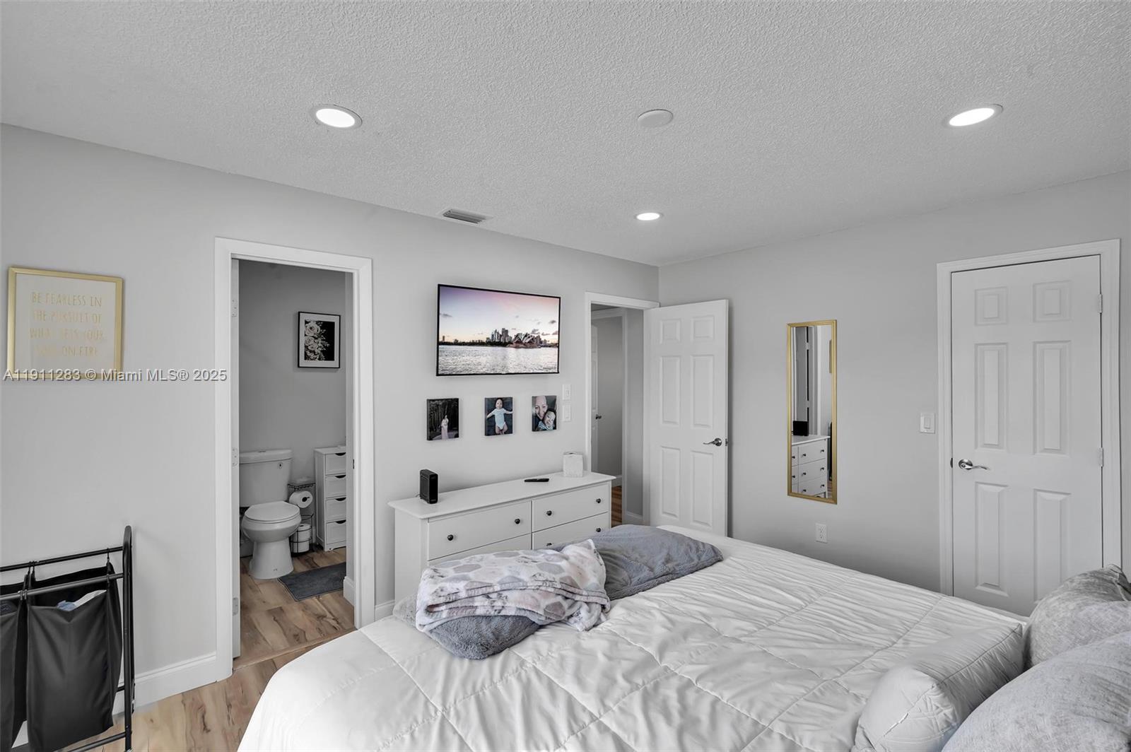 1581 3 / 2 1160 sq. ft. $ 2025-11-10 0 Photo