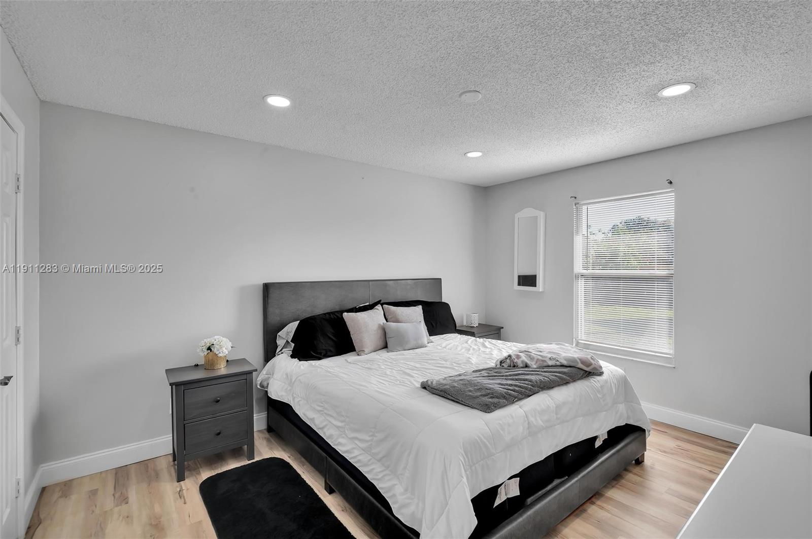 1581 3 / 2 1160 sq. ft. $ 2025-11-10 0 Photo