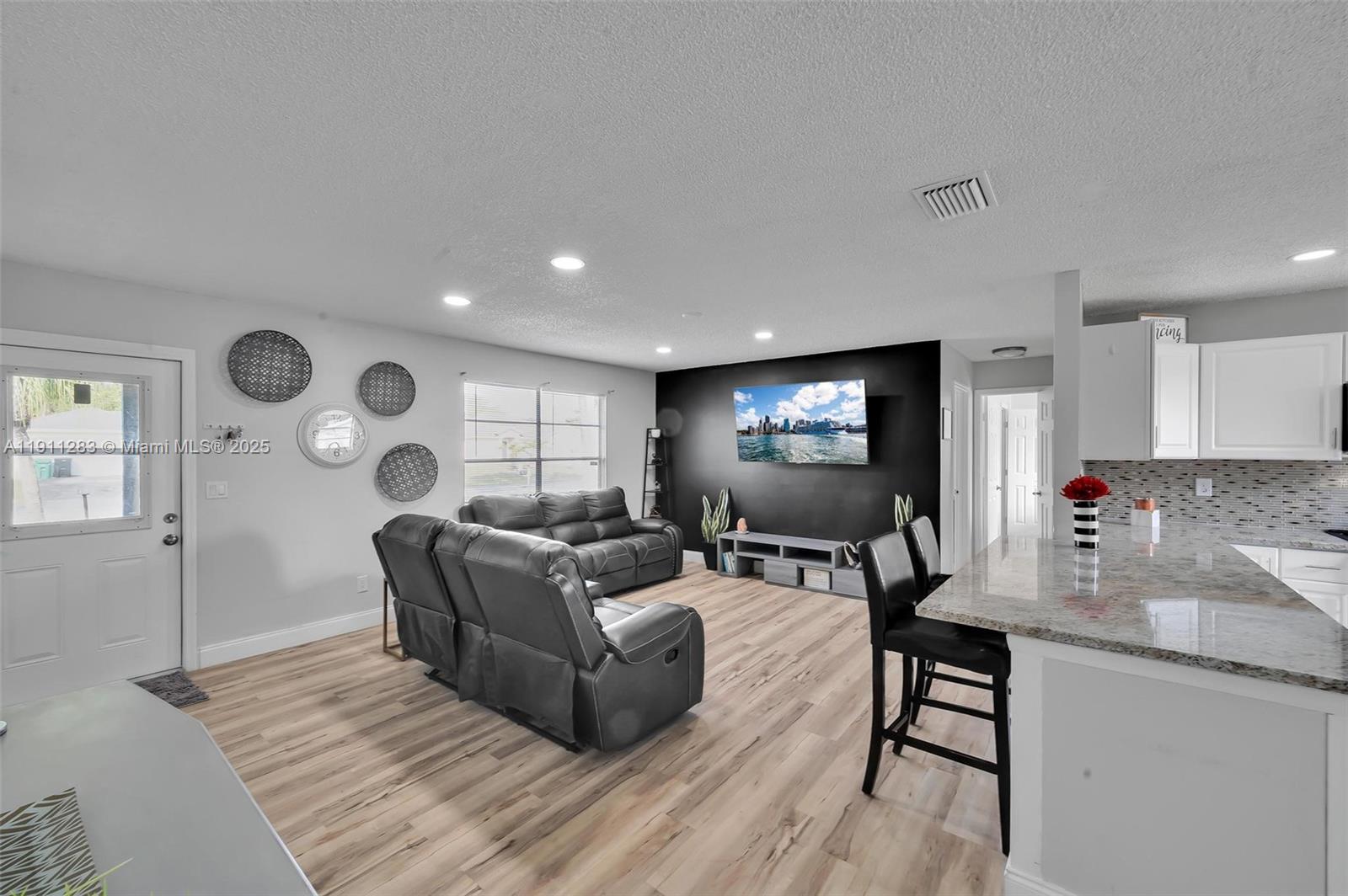 1581 3 / 2 1160 sq. ft. $ 2025-11-10 0 Photo