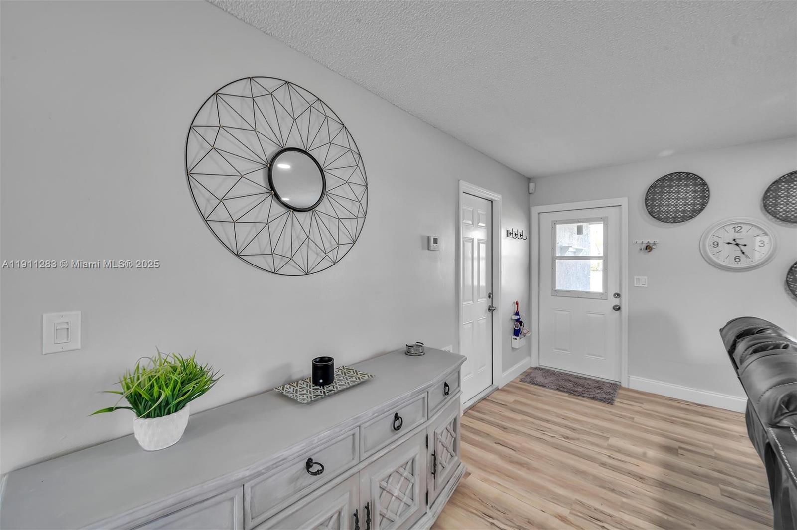 1581 3 / 2 1160 sq. ft. $ 2025-11-10 0 Photo