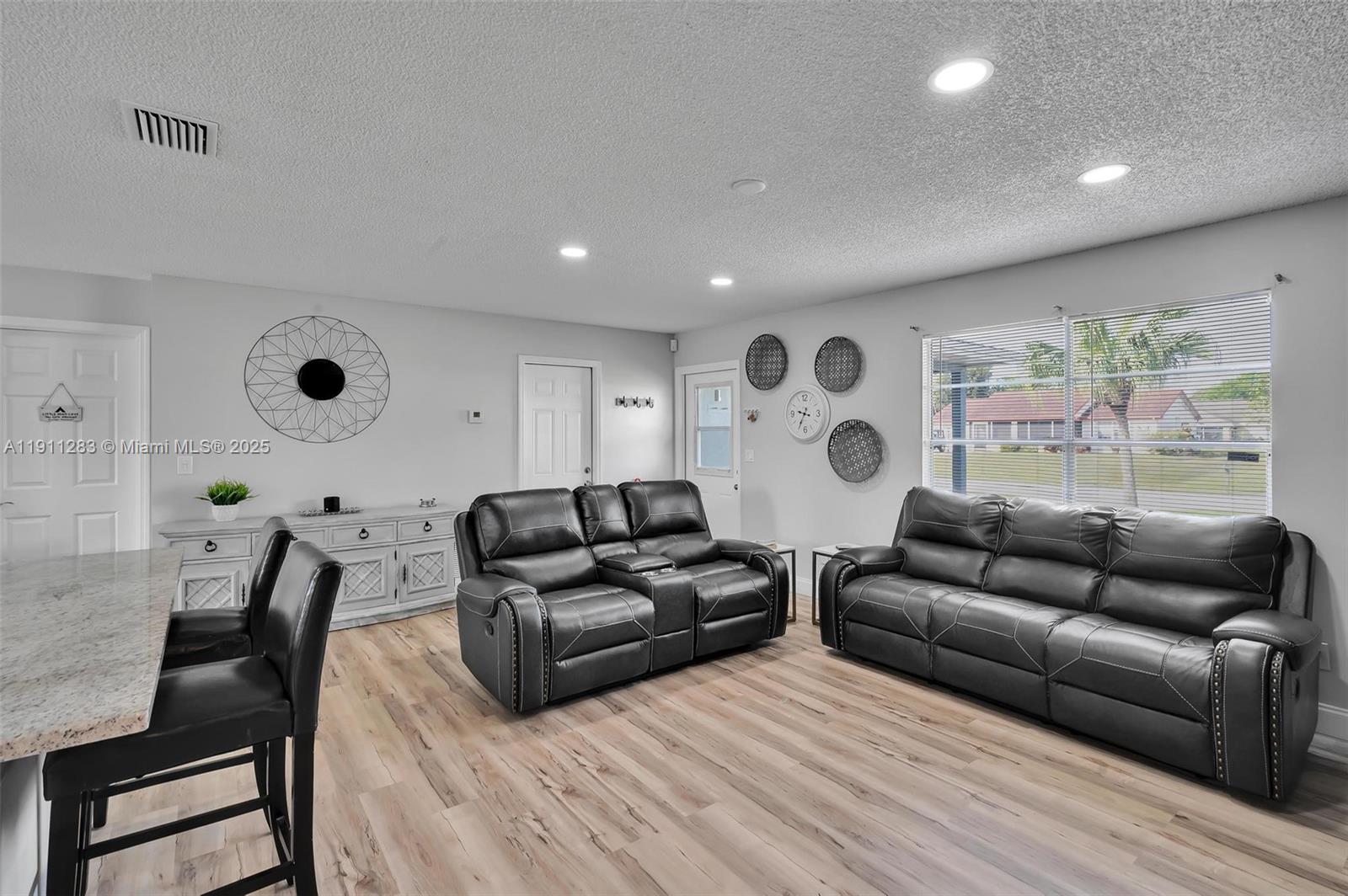 1581 3 / 2 1160 sq. ft. $ 2025-11-10 0 Photo