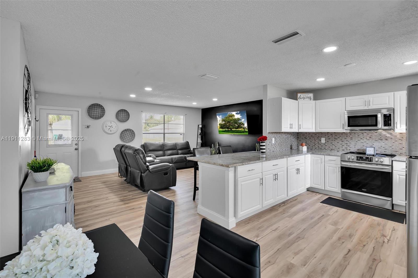 1581 3 / 2 1160 sq. ft. $ 2025-11-10 0 Photo