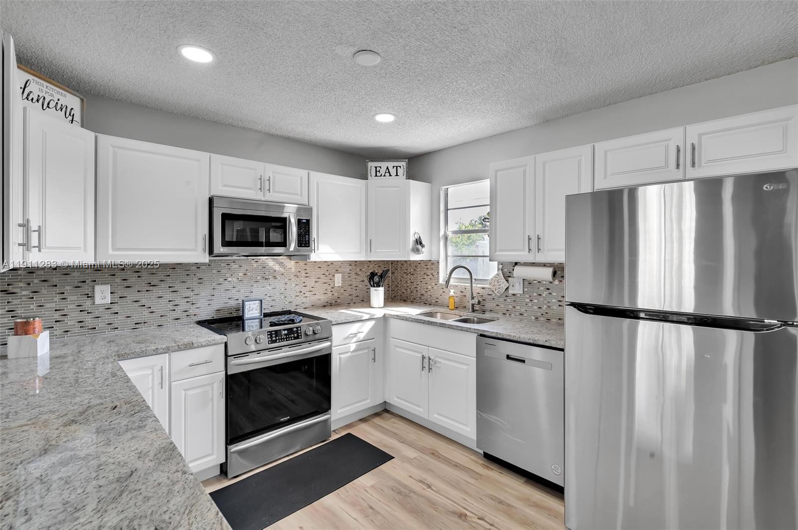 1581 3 / 2 1160 sq. ft. $ 2025-11-10 0 Photo