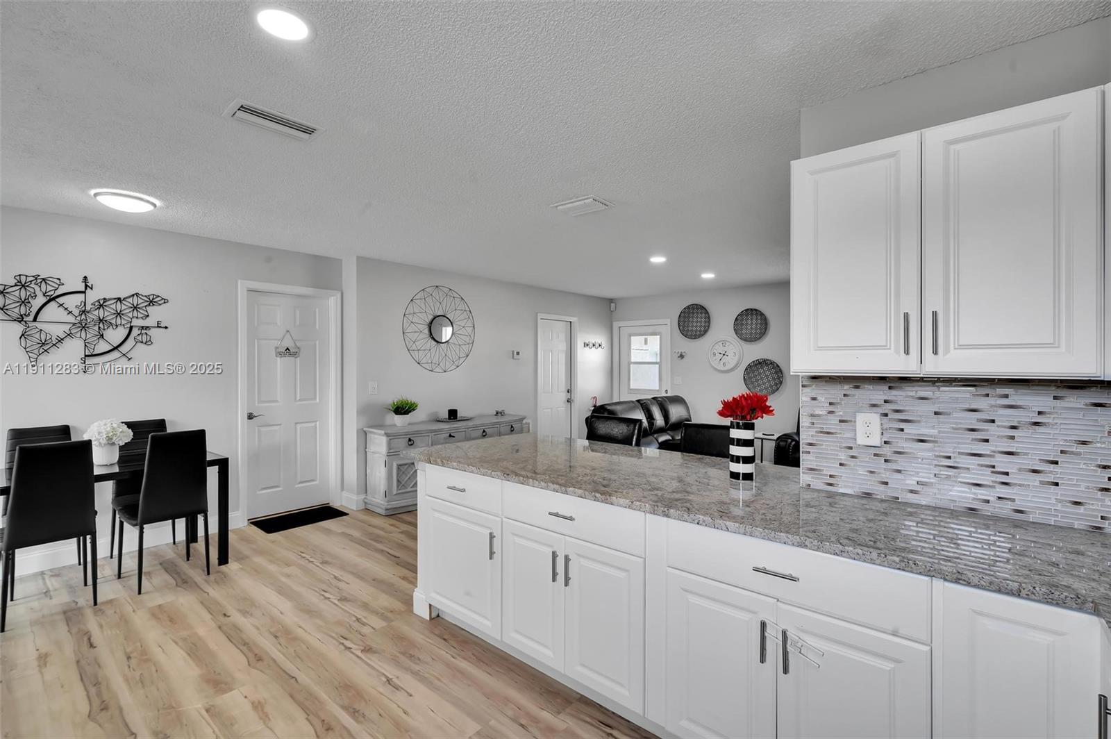 1581 3 / 2 1160 sq. ft. $ 2025-11-10 0 Photo