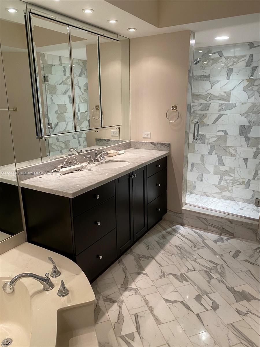 Photo of 20281 Country Club Dr  #511, Aventura, Florida, 33180 - Bathroom.