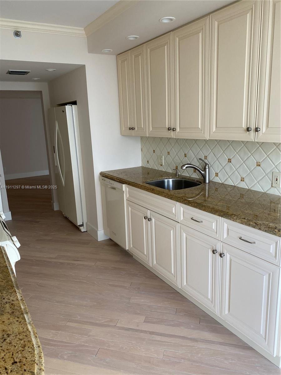 Photo of 20281 Country Club Dr  #511, Aventura, Florida, 33180 - Kitchen.