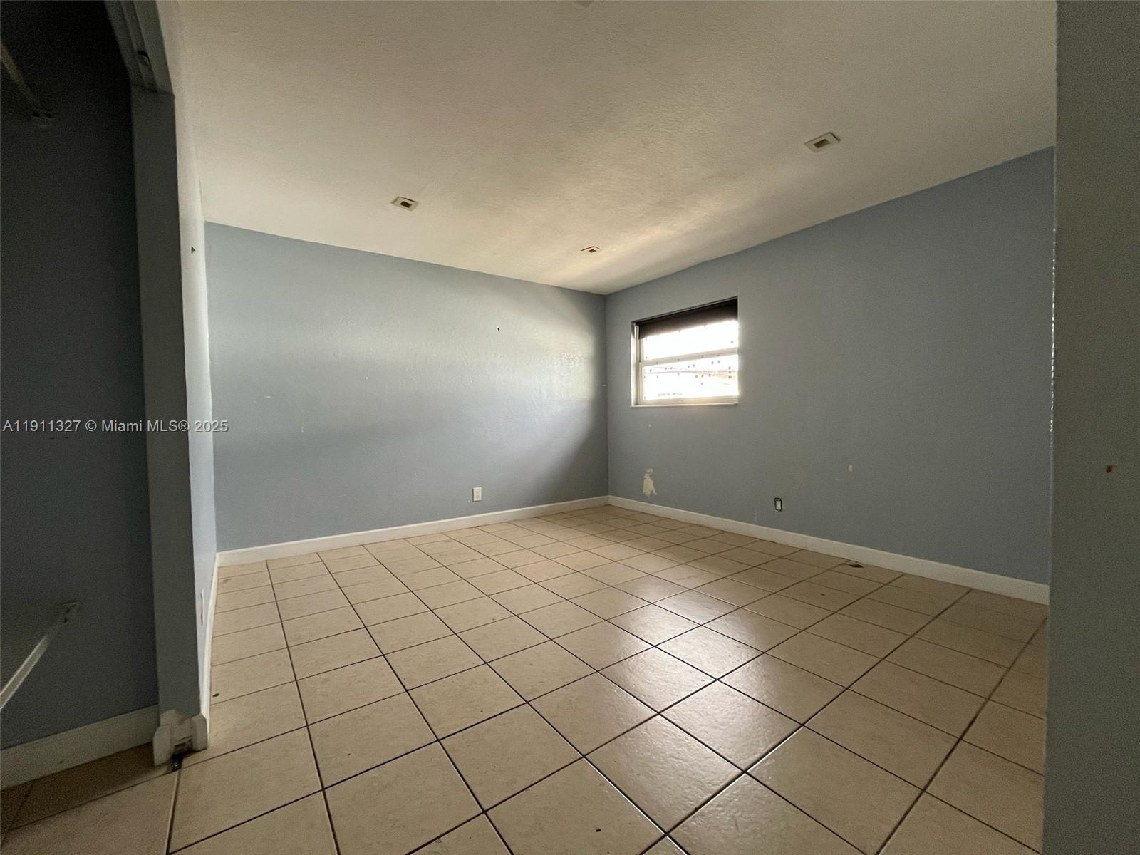 See details / 4855 sq. ft. $ 2025-11-10 0 Photo