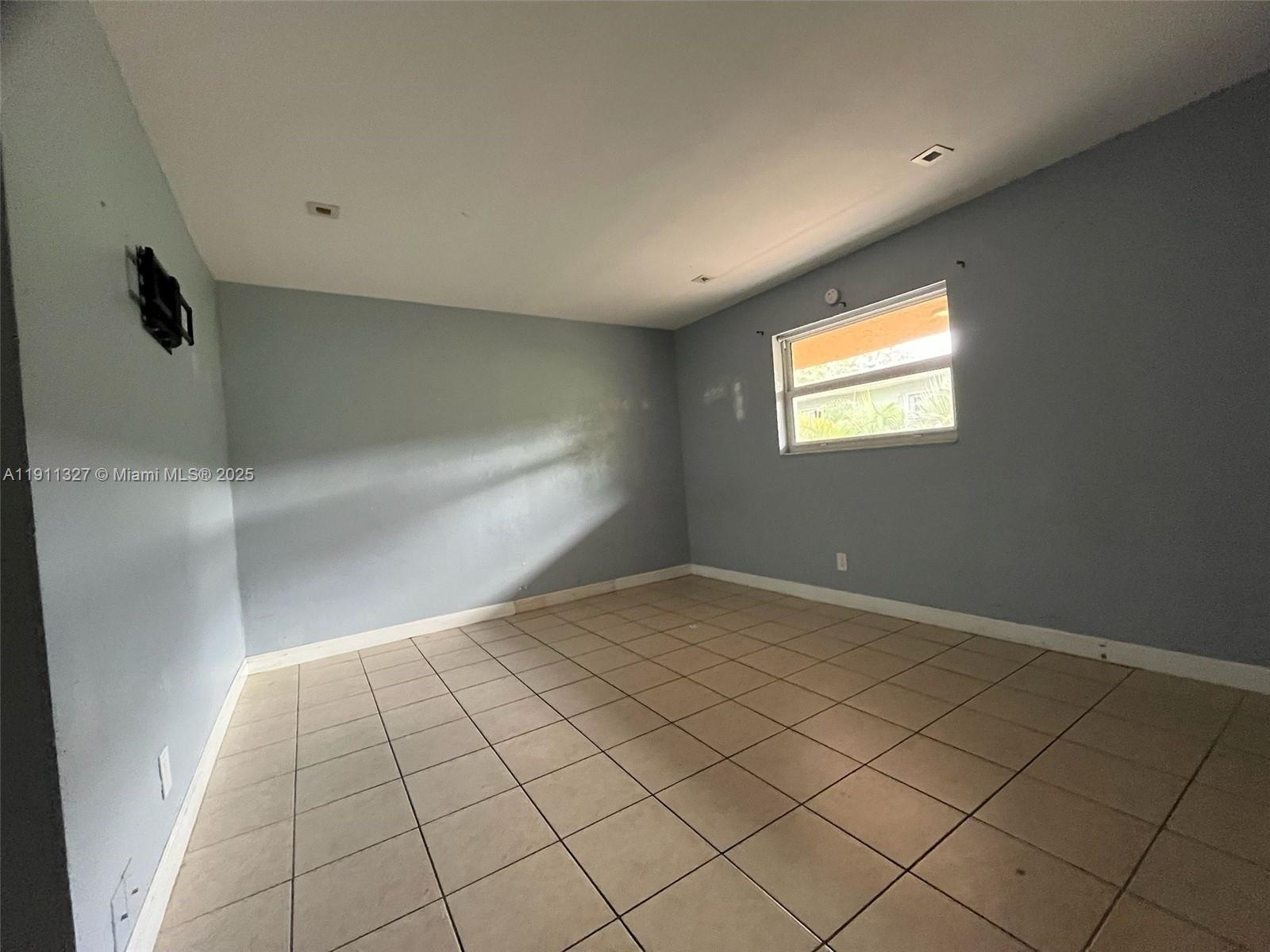 See details / 4855 sq. ft. $ 2025-11-10 0 Photo