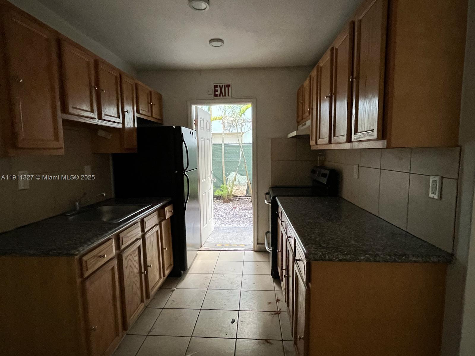 See details / 4855 sq. ft. $ 2025-11-10 0 Photo