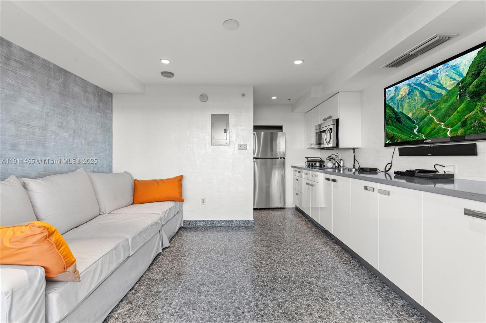 709 3 / 4 4045 кв.футов $ 2025-11-10 0 Фото